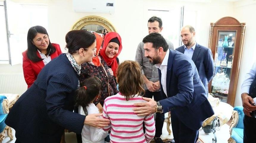 Ke&ccedil;i&ouml;renli &Ccedil;ocuklara Bayram S&uuml;rprizi