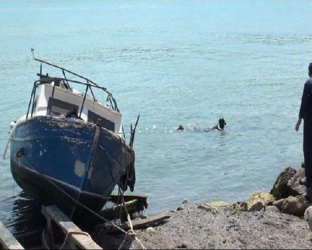 Balıkçı Teknesi Kayalıklara Çarptı: 3 Yaralı