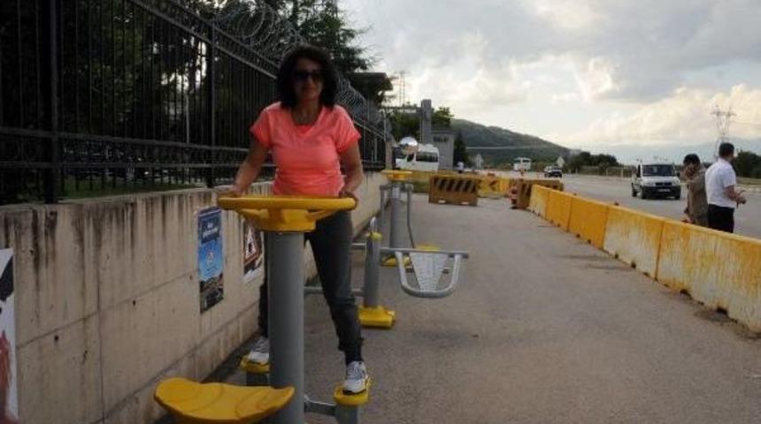 Tokat'ta Trafik Polislerinden S&uuml;r&uuml;c&uuml;lere Spor Uygulaması