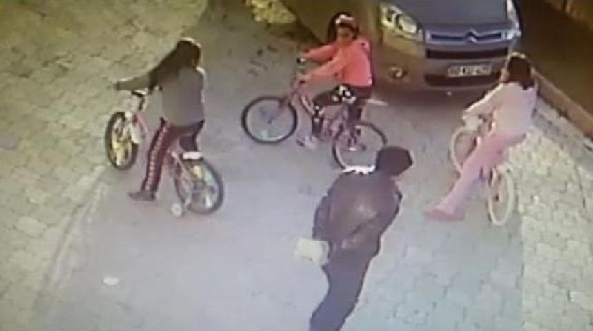 9 Yaşındaki Kızın Başına Parke Taşıyla Vurup Ka&ccedil;tı