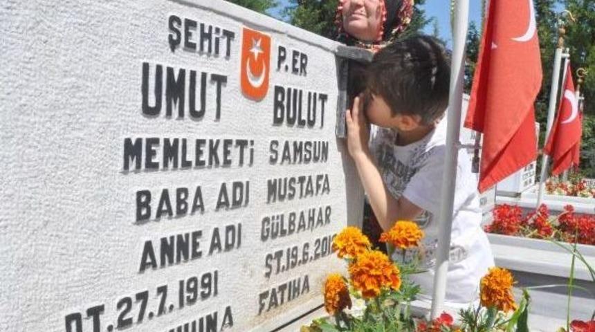 Babasının Mezar Taşına Sarılan Şehit Oğlu Duygulandırdı