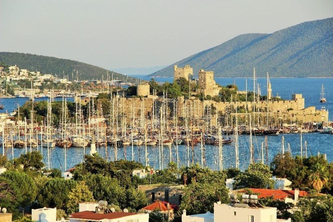 Bodrum&rsquo;da Kilometrelerce Kuyruk Oluştu, Trafik Durma Noktasına Geldi