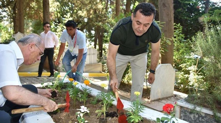 Başkan Y&uuml;cel, Şehit Mezarlarını Ziyaret Etti