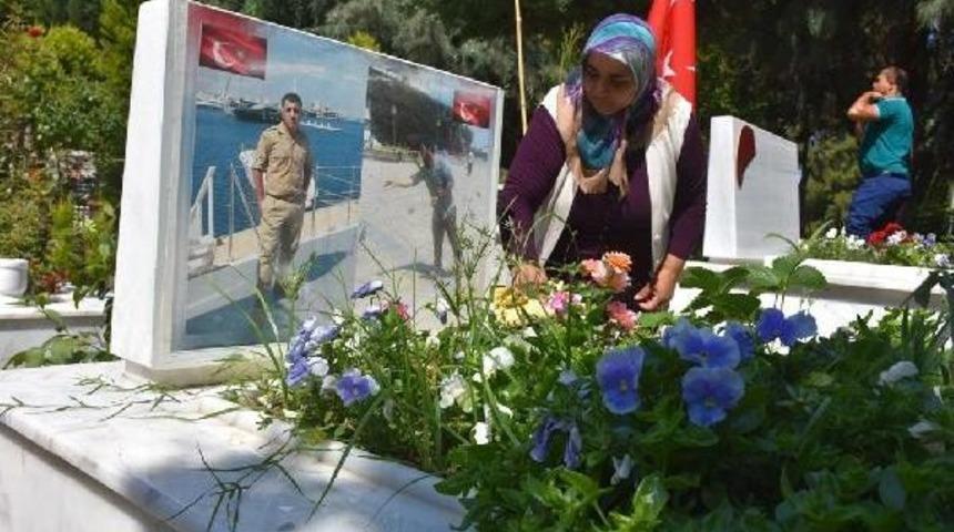 Şehitlikler Annelerin G&ouml;zyaşlarıyla Sulandı
