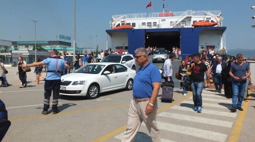 Feribotlarda Tatil Yoğunluğu S&uuml;r&uuml;yor