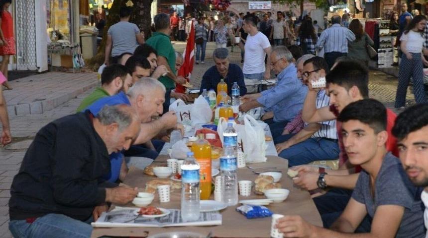 Bursa &Ccedil;arşı Esnafı İftarda Buluştu