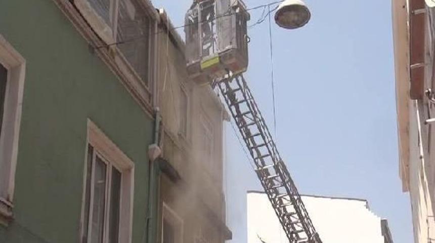 Yangın &Ccedil;ıktı Mahalleli Sokağa D&ouml;k&uuml;ld&uuml;