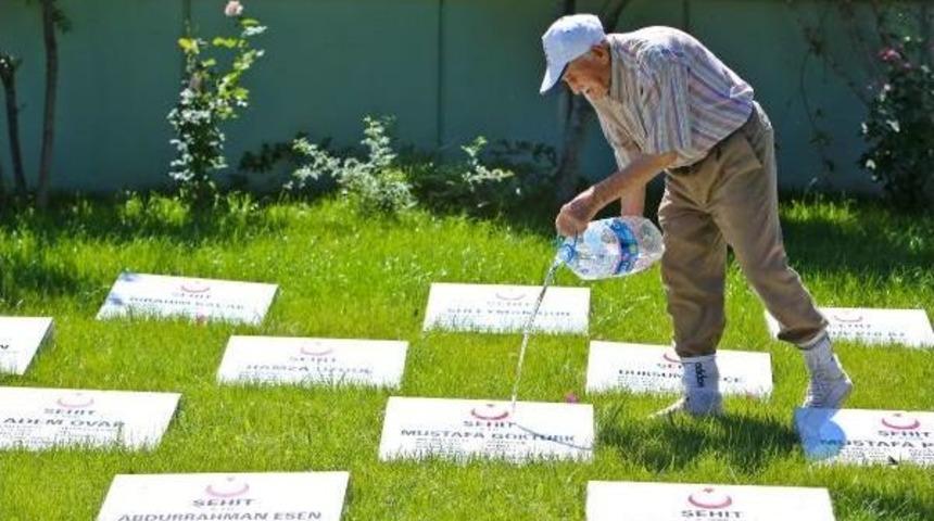Antalya'daki Şehitliklerde Duygu Dolu Anlar
