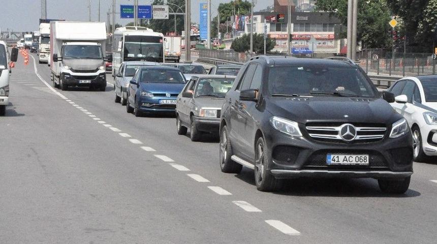 Tem Otoyolundan Ka&ccedil;an S&uuml;r&uuml;c&uuml;ler D-100&rsquo;&uuml; Kilitledi