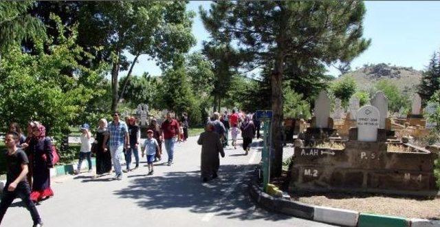 Kayseri’De Arife Günü Mezarlıklara Ziyeritçi Akını