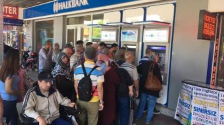 Bayram &Ouml;ncesi Emeklilerin Maaşları Yattı Atm&rsquo;lerde Kuyruk Oluştu