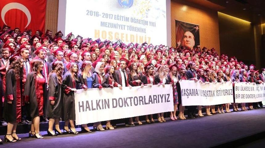 A&uuml; Tıp Fak&uuml;ltesi&rsquo;nde Mezuniyet Coşkusu