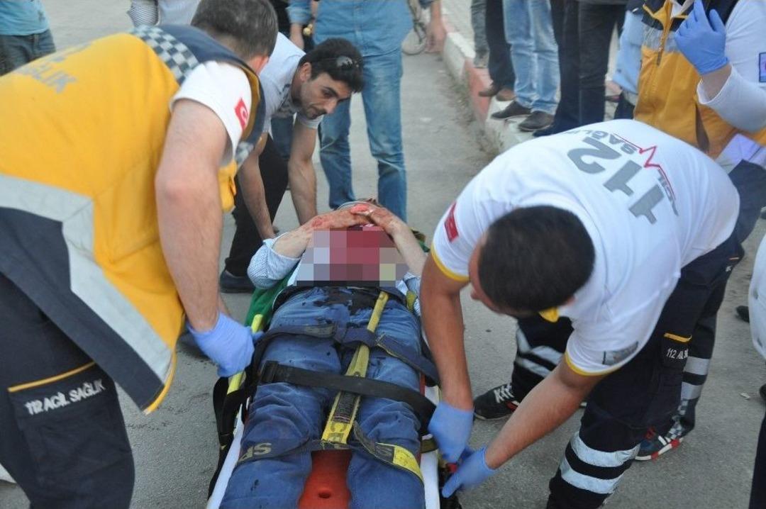 Motosikletin Aynası G&ouml;ğs&uuml;ne Saplandı, Kanlar İ&ccedil;inde Kaldı