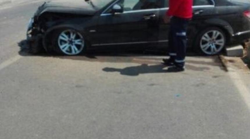 Direksiyon Hakimiyetini Kaybeden Otomobil Aydınlatma Direğini S&ouml;kt&uuml;