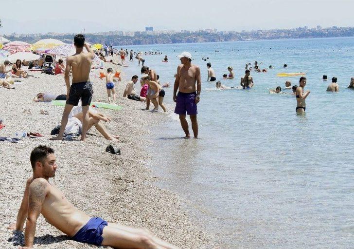 Ramazan Bayramı Tatili Nedeniyle Nüfusun 4 Milyonu Bulduğu Antalya’da Sahiller Doldu