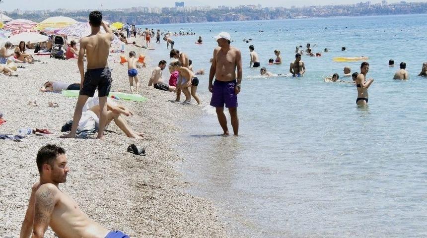 Ramazan Bayramı Tatili Nedeniyle N&uuml;fusun 4 Milyonu Bulduğu Antalya&rsquo;da Sahiller Doldu