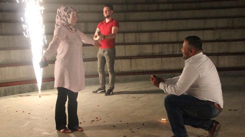 (&ouml;zel Haber) A&ccedil;ık Hava Tiyatrosu&rsquo;nda Evlilik Teklifi