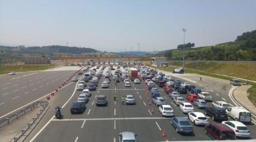 Bursa'da Otoyol Gişelerinde Trafik Yoğunluğu