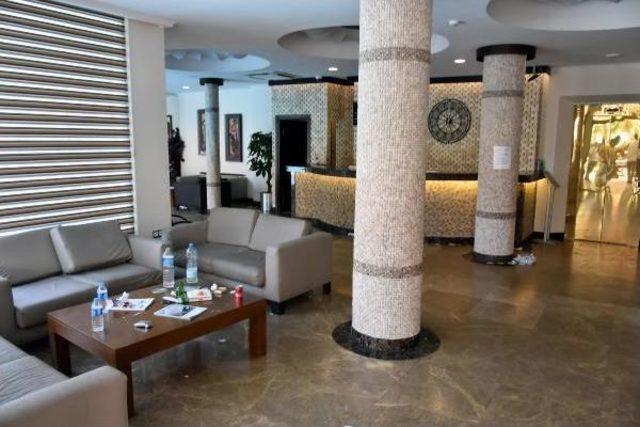 Marmaris te Otel Kapısında Kalan Aileler Muhatap Bulamadı (2) 2