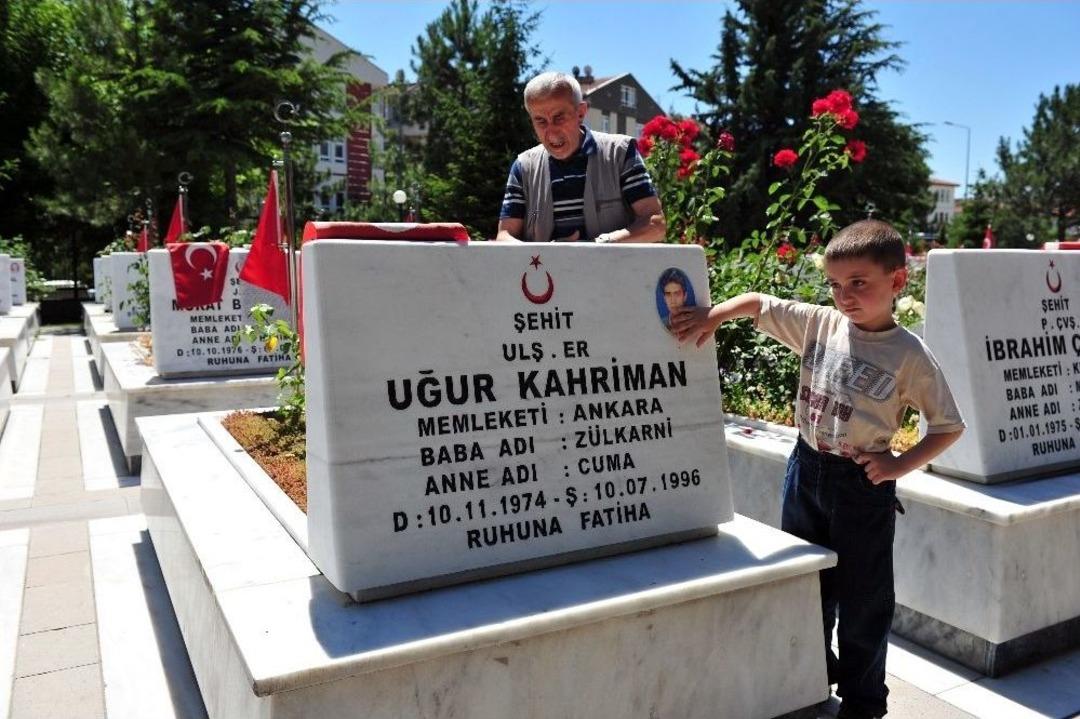 Şehit Yakınları Bayram Arifesinde Şehitliklere Akın Etti