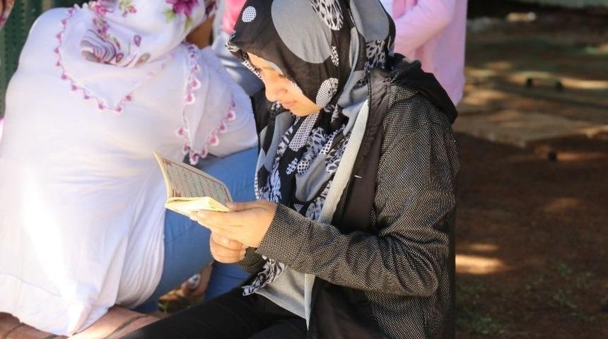 Arefe G&uuml;n&uuml;nde Mezarlıklar Doldu