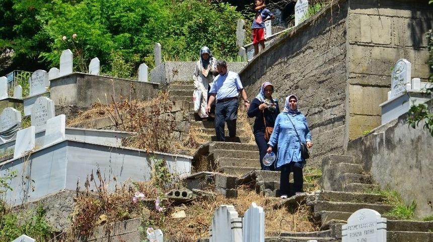 Arefe G&uuml;n&uuml; Mezarlıklar Doldu Taştı
