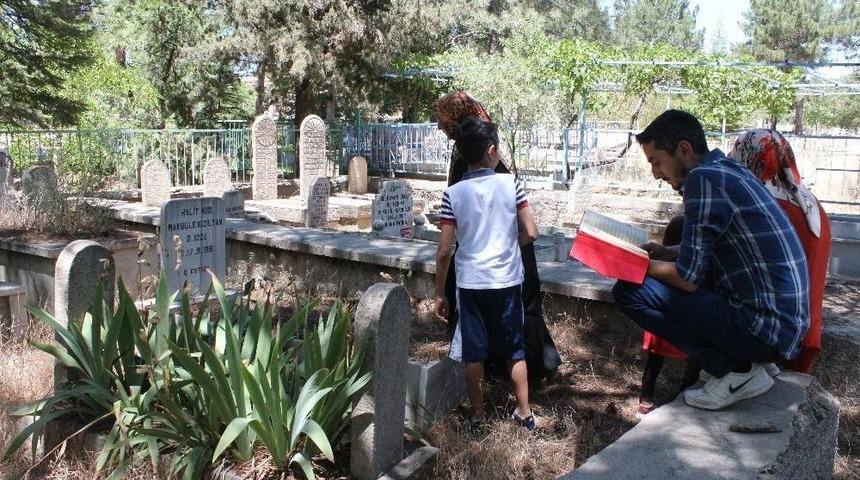 Elazığ&rsquo;da Arefe G&uuml;n&uuml; Mezarlıklar Doldu Taştı