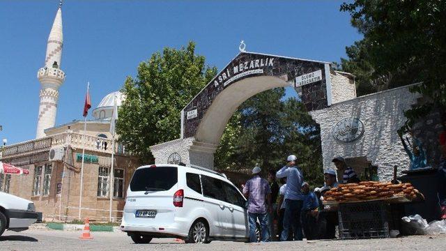 Elazığ’da Arefe Günü Mezarlıklar Doldu Taştı