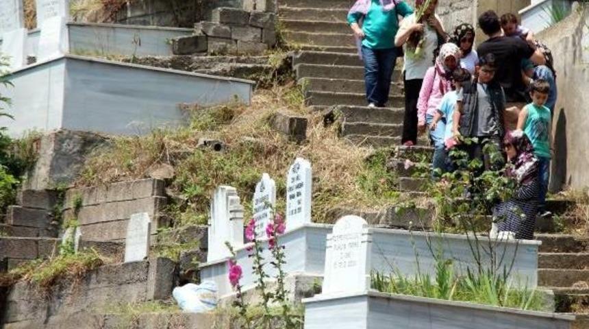 Zonguldak'ta Arife G&uuml;n&uuml; Mezarlıklar Doldu&nbsp;
