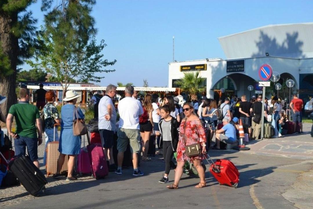 T&uuml;rk Tatilcilerin Depreme Rağmen Midilli Israrı