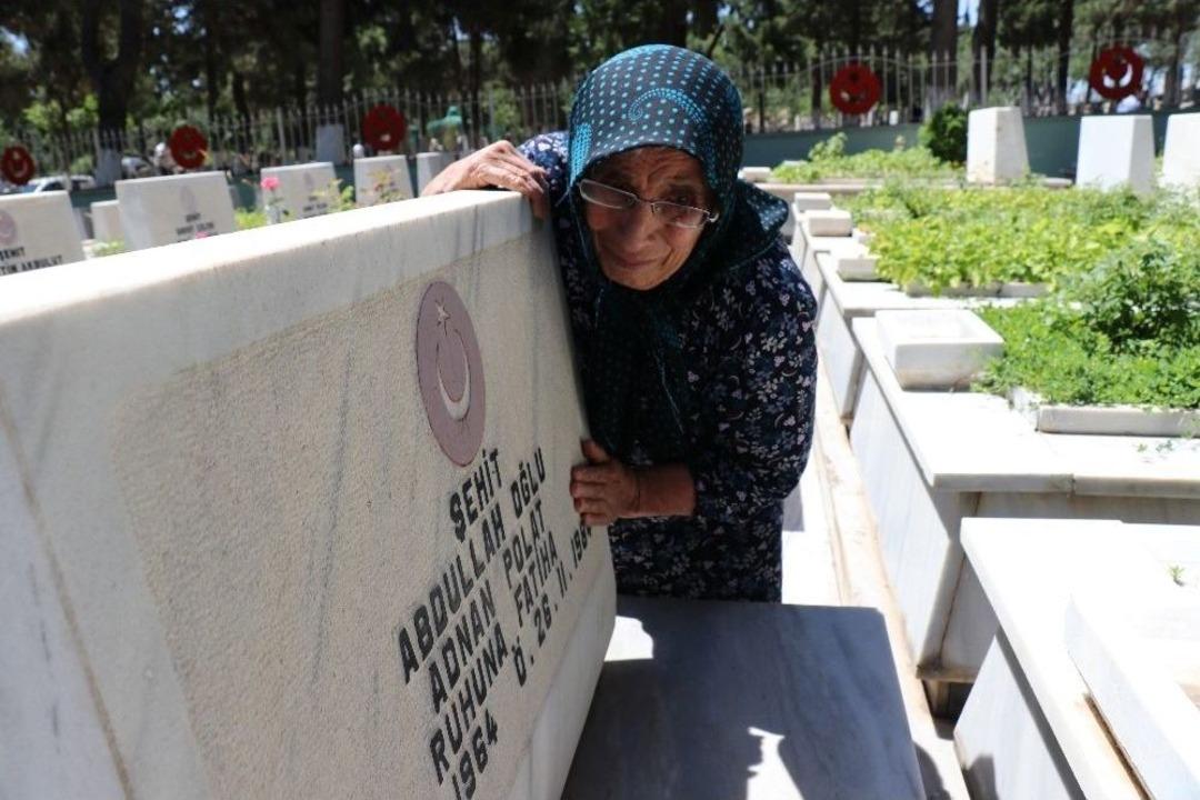 Arefe G&uuml;n&uuml; Şehitlik Ziyaretinde Duygusal Anlar