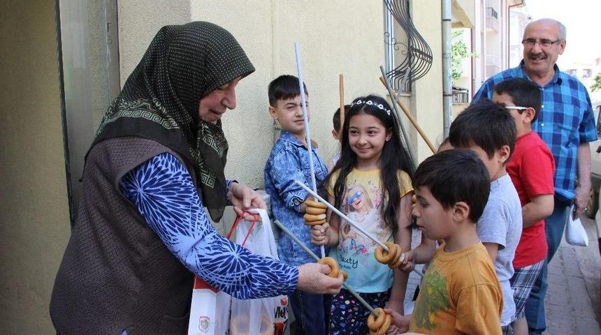 Oklavalarla ’memmecim Gıliği’ Topladılar
