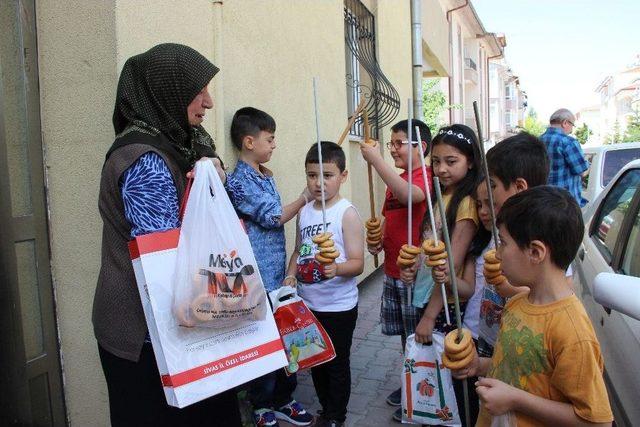 Oklavalarla ’memmecim Gıliği’ Topladılar