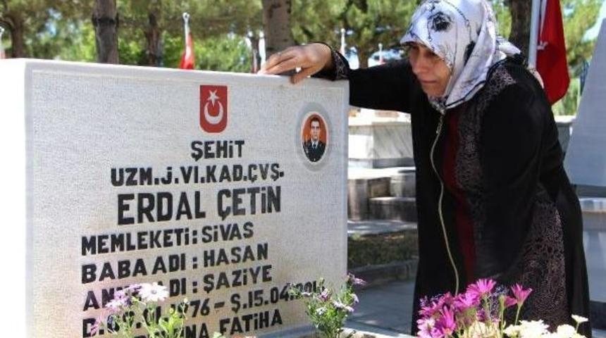 Sivas'ta Şehitlikte H&uuml;z&uuml;n