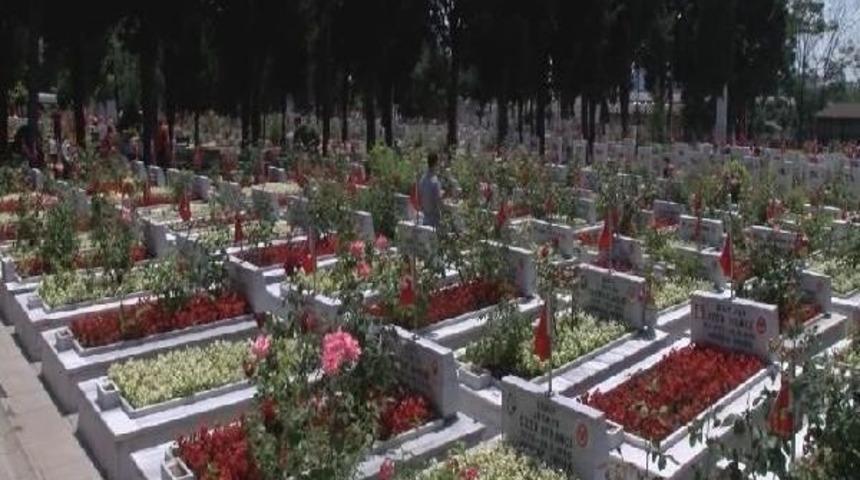 Arife G&uuml;n&uuml; Şehitliğe Akın Ettiler