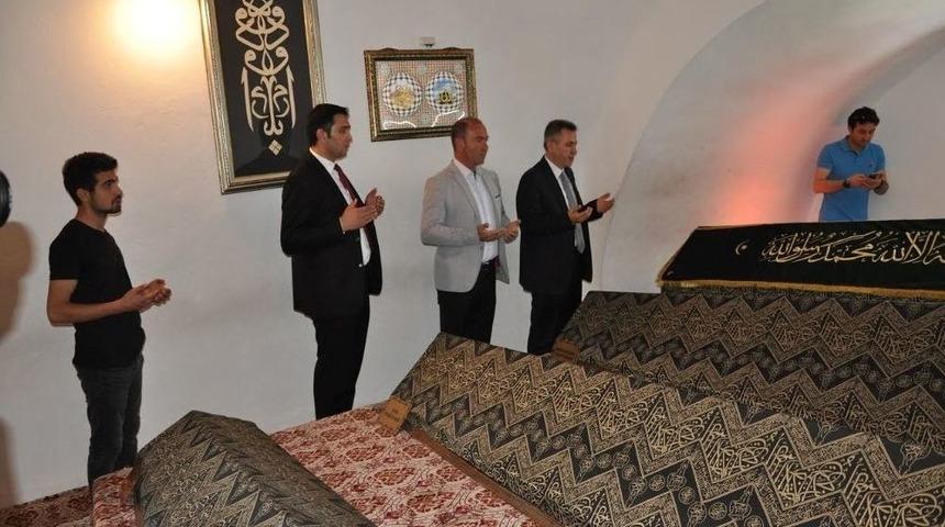 Vali Elban&rsquo;dan Şeyh Edebali T&uuml;rbesine Ziyaret