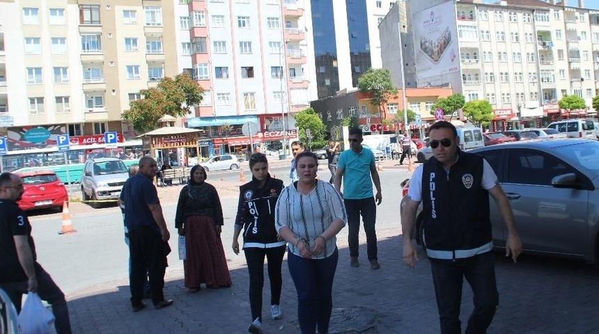 Uyuşturucu Tacirinden Gazetecilere: "&ccedil;ektiğiniz Ayıp Değil Mi?"