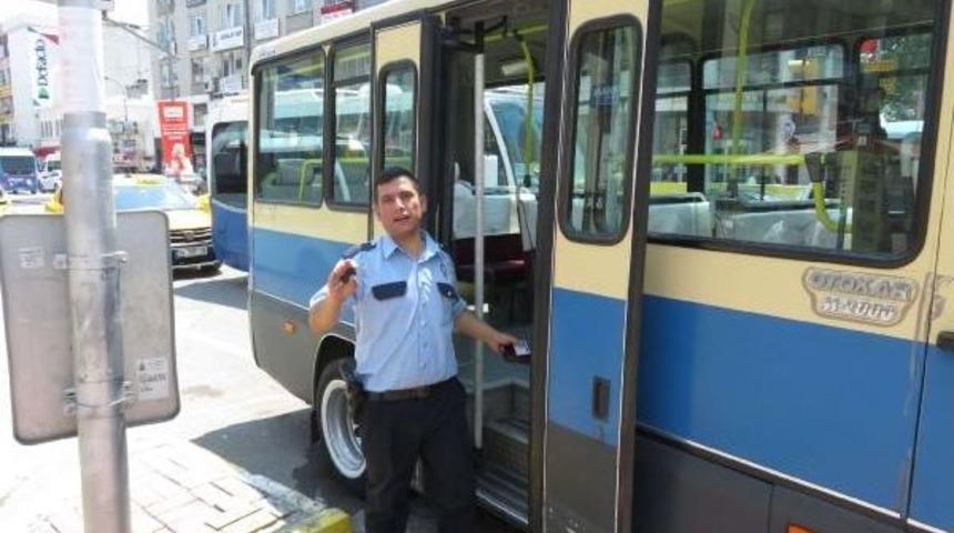 S&uuml;r&uuml;c&uuml; Bayılınca Kaza Yapan Minib&uuml;s&uuml; Yolcular Durdurdu