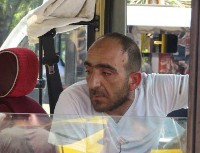 Sürücü Bayılınca Kaza Yapan Minibüsü Yolcular Durdurdu