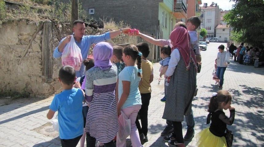 &Ccedil;ocukların Ramazan Adağı Kapma Yarışı