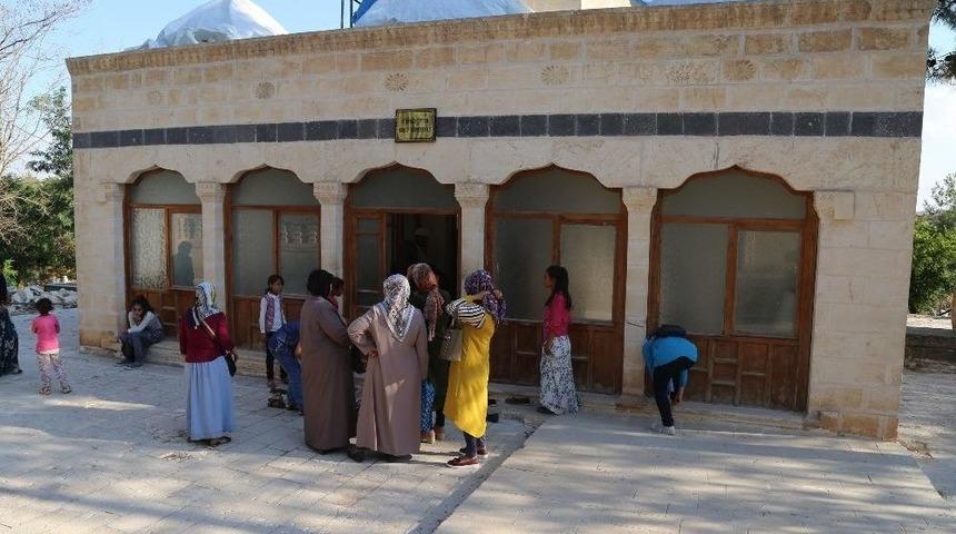 Haliliyeli Kadınlar Şanlıurfa&rsquo;daki T&uuml;rbeleri Gezdi