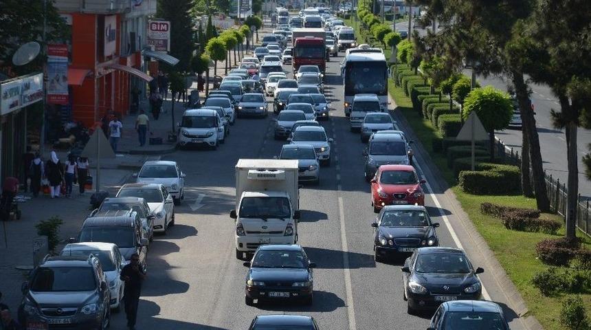 Karadeniz Sahil Yolu&rsquo;nda Trafik Yoğunluğu