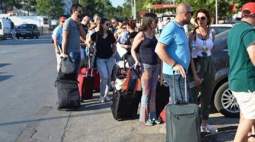 Tatilciler Ege'nin Karşı Yakasına Gitmek I&ccedil;in Sıraya Girdi