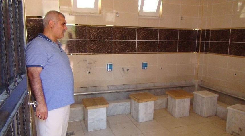 Hırsızlar Cami Tuvaletinin Musluklarını &Ccedil;aldı