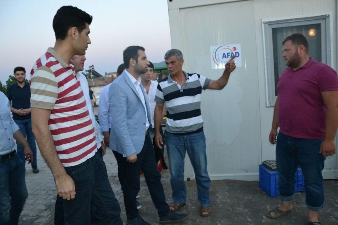 Ak Parti&rsquo;li Gen&ccedil;ler Depremzedelerin G&ouml;n&uuml;l Sofrasında