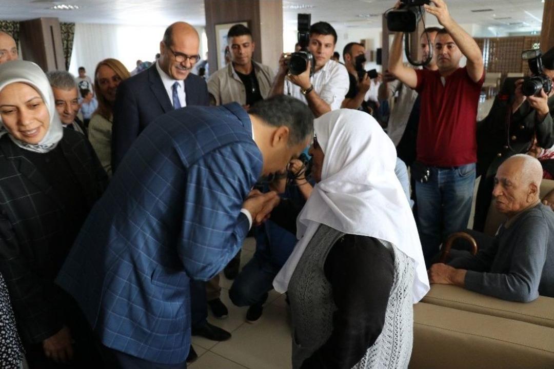 Gaziantep Protokol&uuml;nden Huzurevi Ve Şehitlik Ziyareti