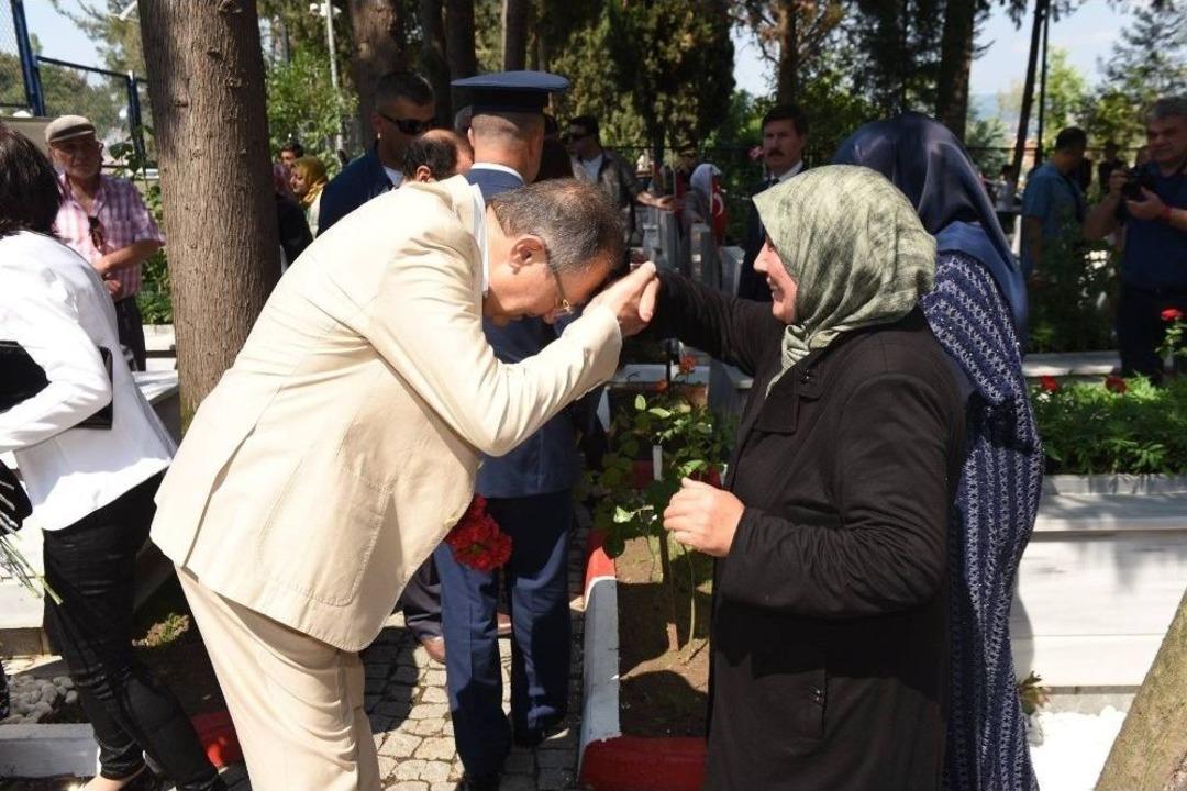 Bayram &Ouml;ncesi Yaşlılar Ve Şehitler Unutulmadı