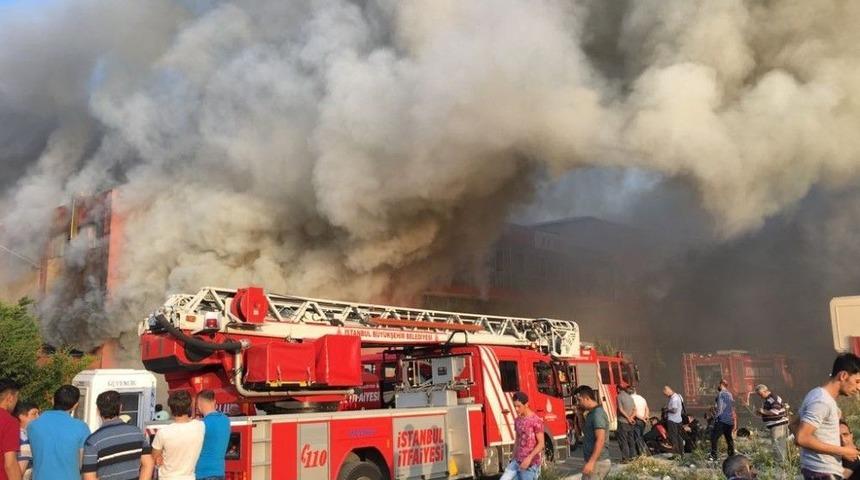 Mobil Fabrikası Yandı, Vatandaşlar Film Gibi İzledi