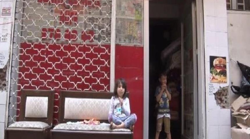 Yardıma Muhta&ccedil; 5 Kişilik Aile Elektriği Olmayan D&uuml;kkanda Yaşam M&uuml;cadelesi Veriyor