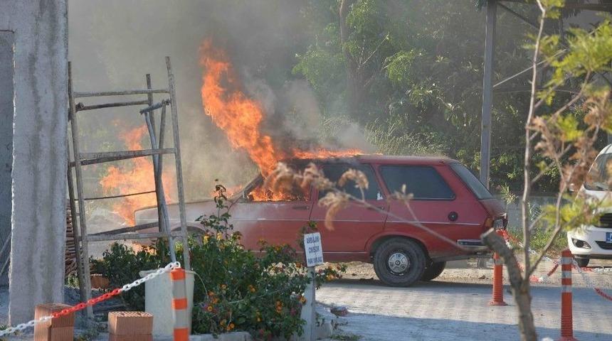 Hastane Bah&ccedil;esine Park Etmek İstediği Otomobili Yandı